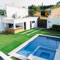 Evento montado con mesas y sombrillas